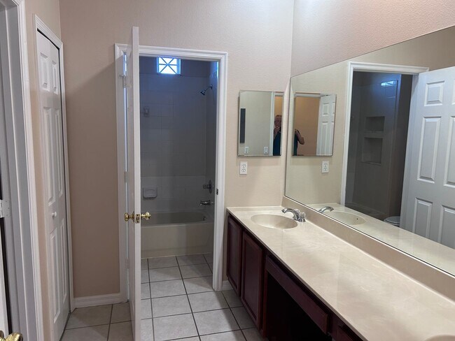 Building Photo - 3/2.5 Townhome