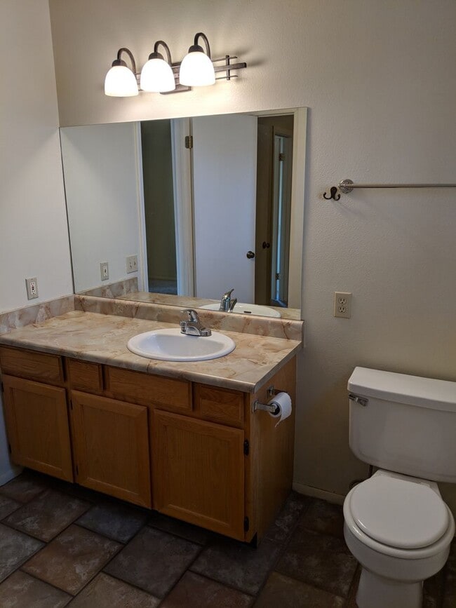 Building Photo - 3-Bedroom, 2-Bath Oasis: Close to Hospital, Washer/Dryer Included, Parking for 2!