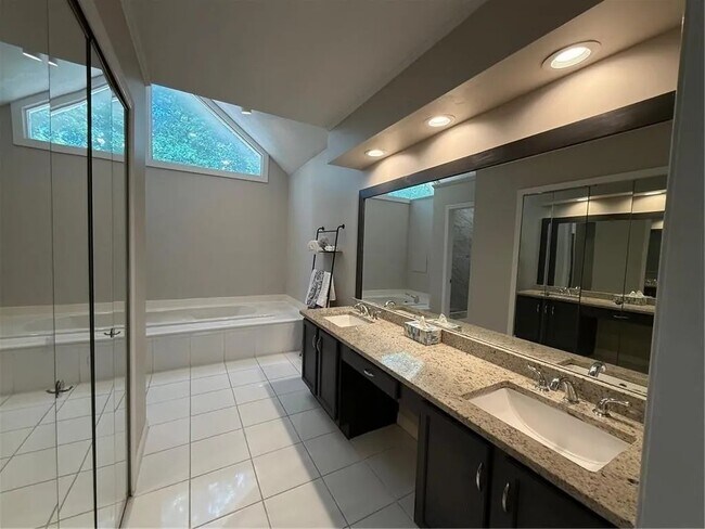 Building Photo - 2329 Milstead Cir NE