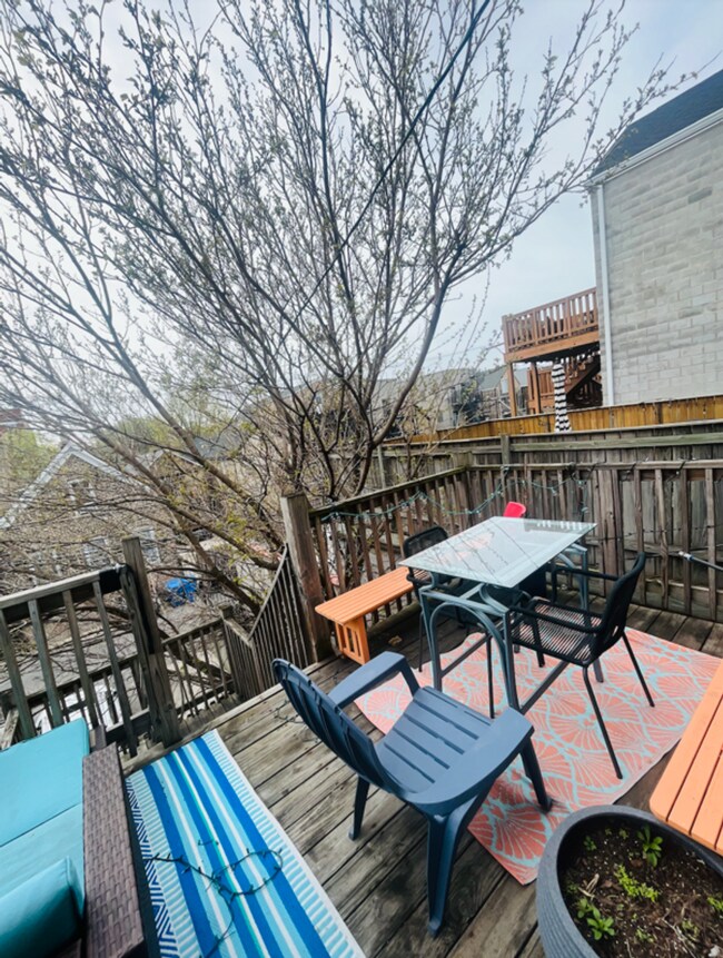 Building Photo - Top Floor Wicker Park 1bd/1bth W/ Private Deck Avail 7/1