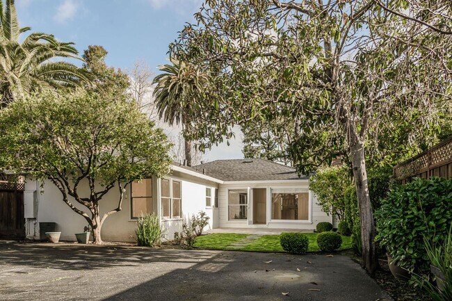 Building Photo - Beautiful 3 Bedroom / 2 Bath Single Family House in Burlingame!