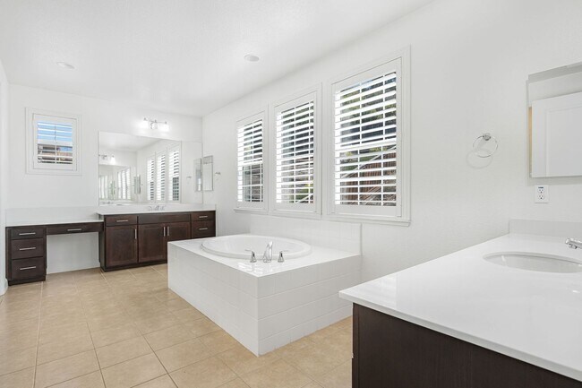 Building Photo - Charming 4BR/4BA Single-Family Home in Sou...