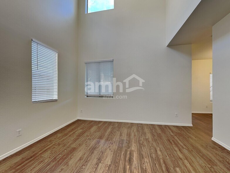 Building Photo - 1750 W Union Hills Dr