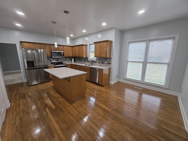 Building Photo - 208 E Bend Ct