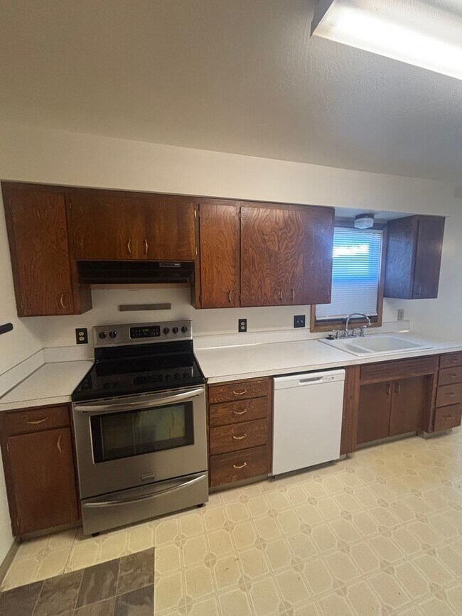 Building Photo - Maple Ave Duplex