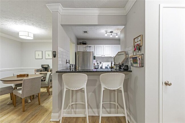 Building Photo - 6800 Glenridge Dr