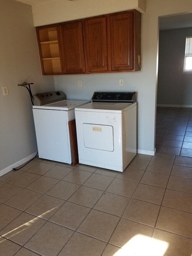 Building Photo - 718 Demaret Dr