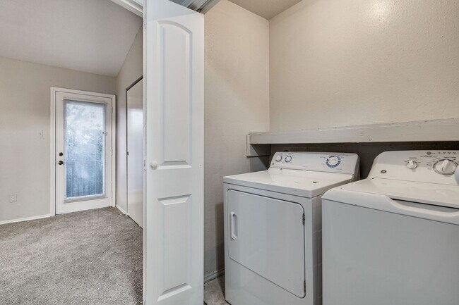 Building Photo - Uptown Townhome - 2BD / 2.5BA - Near Downt...