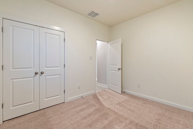 Building Photo - Beautiful 4 bedroom, 3 bathroom home in Hu...