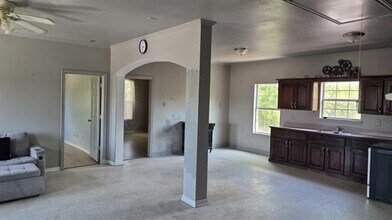 Building Photo - 609 Elwayne Ave