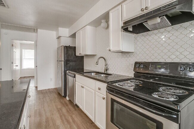 Building Photo - Charming 2 bedroom, 1 bath Fairmount Duplex