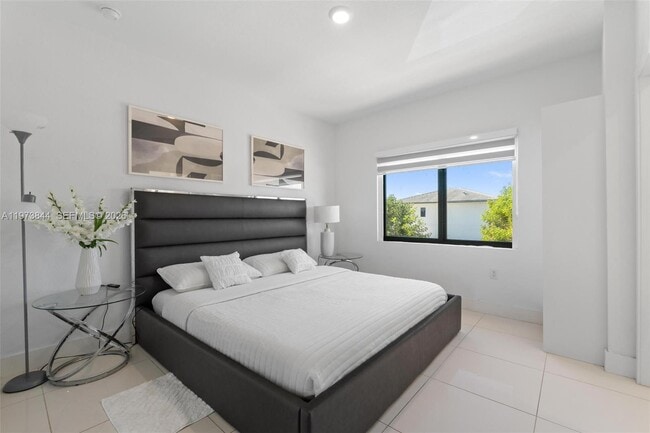 Building Photo - 206 NW 11th Ct