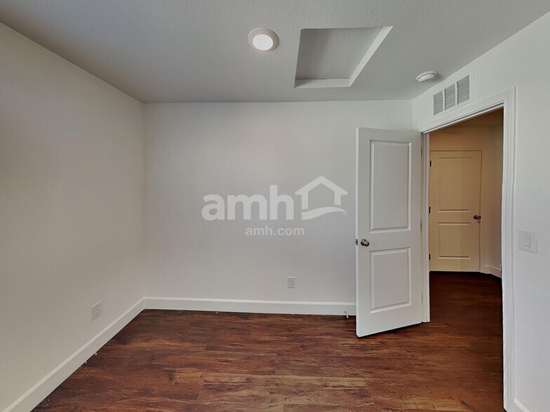 Building Photo - 132 Charmante Tulip Ln