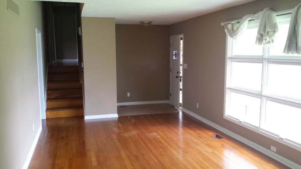 Entry Way - 6503 N Broadway