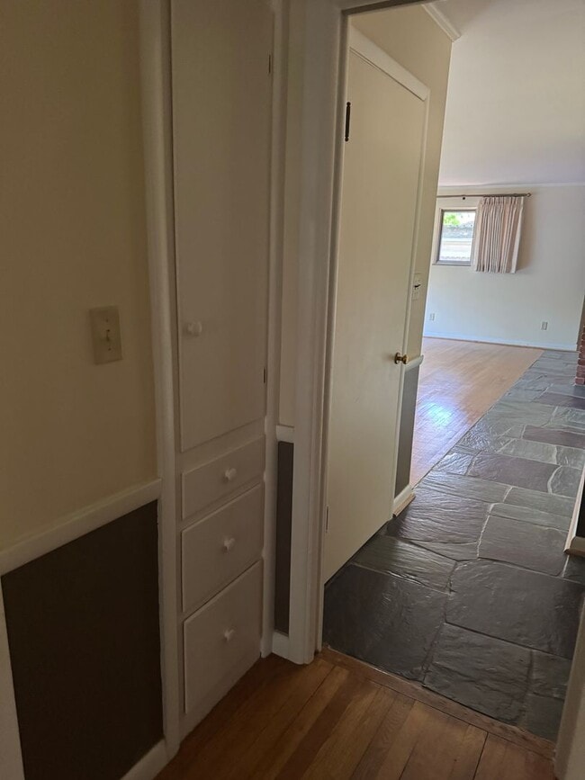 Building Photo - 3 Bedroom Ranch Home - Upper Arlington, OH