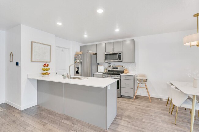 Building Photo - Lar-38 N Heading Row Saratoga Springs, UT 84043