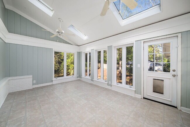 Building Photo - Move in before December 31st and get $100 OFF your rent for the first 3 months — PLUS a $250 Amaz...