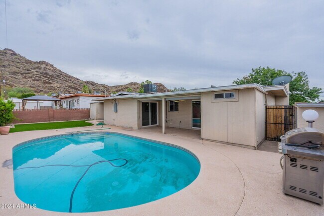 Building Photo - 1320 E Orchid Ln