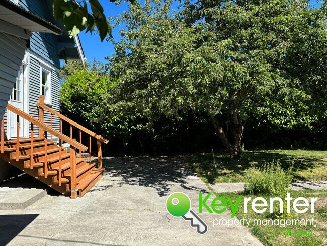 Building Photo - One of a Kind Craftsman House in Tacoma!