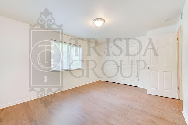 Building Photo - Avail July 1: 2BR Apt in Crafton, 1 Off Street Parking, AC, W/D included, Quartz Countertops, DW,...