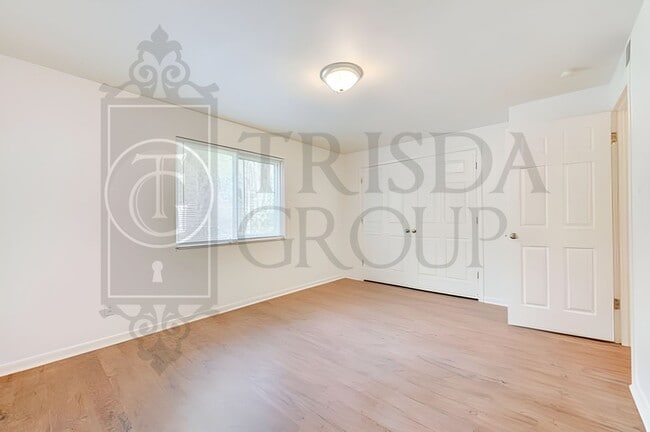 Building Photo - Avail Sept 1st: 2BR Apt in Crafton, 1 Off Street Parking, AC, W/D included, Quartz Countertops, D...