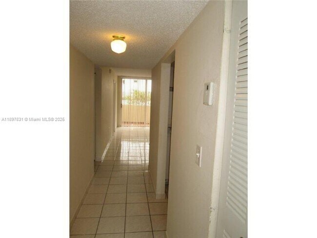 Building Photo - 10000 NW 80th Ct