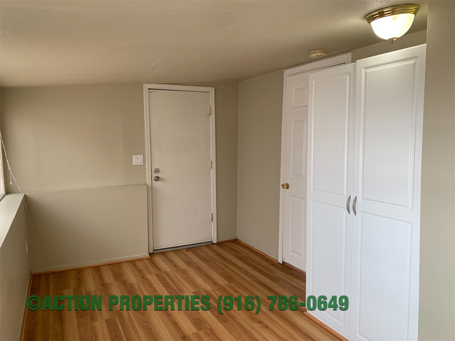 Building Photo - Central Roseville Bungalow 2 bedroom 1 Bathroom, Street Parking, Shed, No Yard