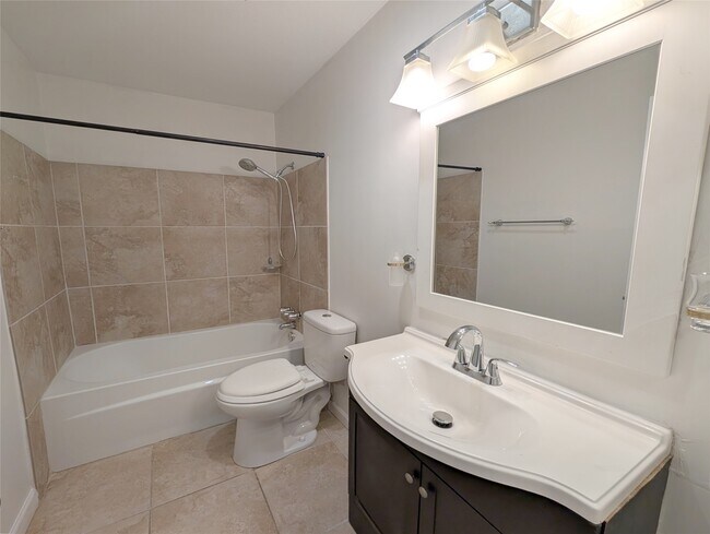 Building Photo - 2101 Fountain View Dr