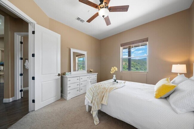 Building Photo - Furnished 4BR Mountain View Home with Garage