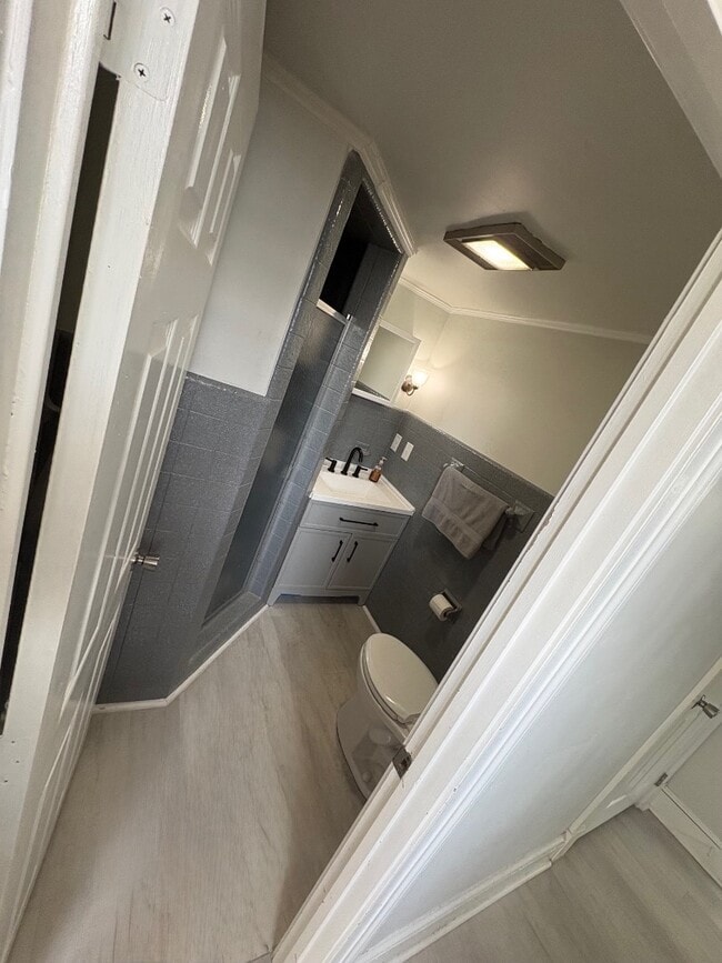 Building Photo - 447 Avondale Dr