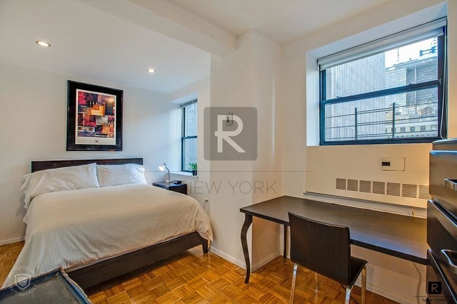Building Photo - 150 W 51st St