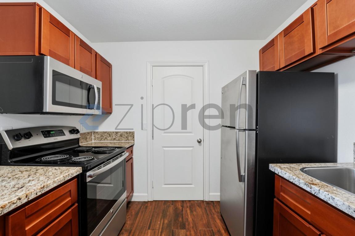 Building Photo - Unit B206