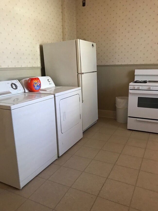Building Photo - All inclusive, Safe and Practical 4BR 2 Ba...