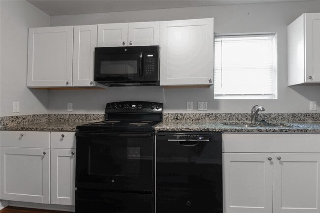 Building Photo - 3621 Mainer St