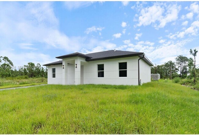 Building Photo - 710 Peacock Ave