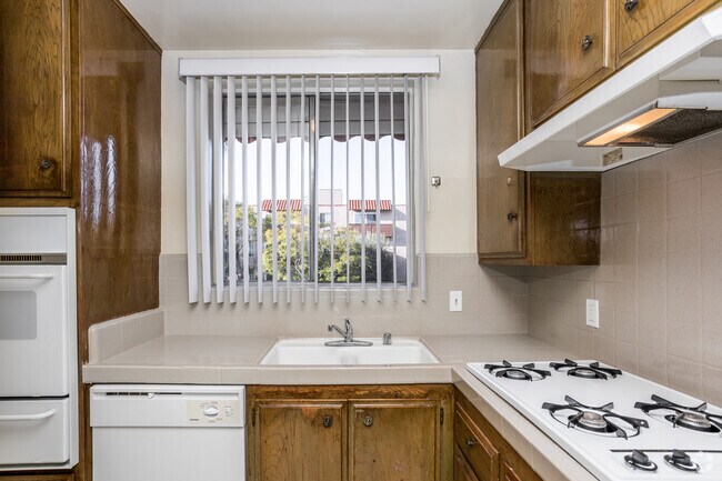 1BR, 1BA - 750 SF - 3720 Cardiff Avenue