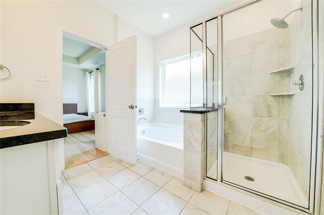 Building Photo - 405 Club House Dr