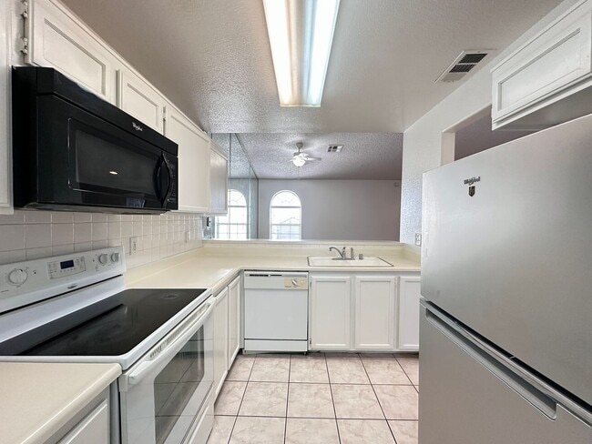 Building Photo - El Parque Condo