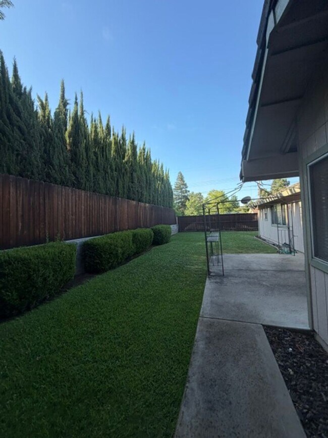 Building Photo - Beautiful Freshly Painted 3 Bedroom and 2 Bathroom Home in Carmichael $2,995.00 + Water