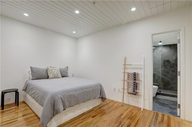 Building Photo - 3235 Roswell Rd NE