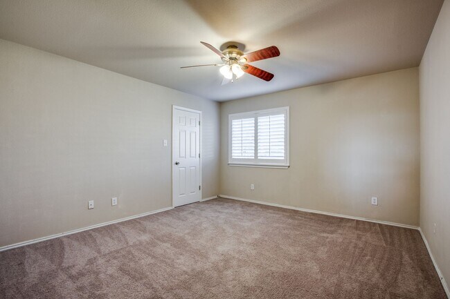 Building Photo - 4 Bedroom/2.5 Bath Wildhorse Subdivision