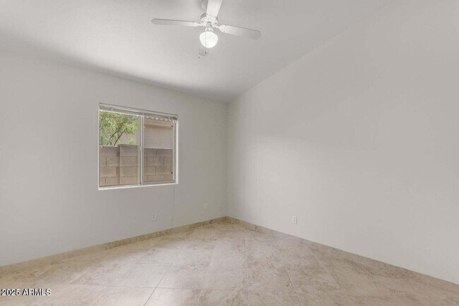 Building Photo - 2028 W Alice Ave
