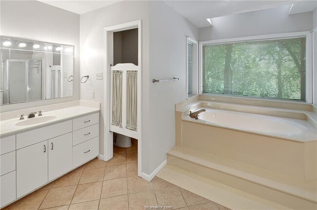 Building Photo - 305 W Brookside Dr