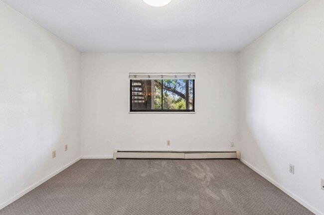 Building Photo - 695 Manhattan Dr
