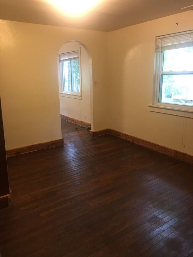Building Photo - 1 bedroom , 1 bath Studio Duplex