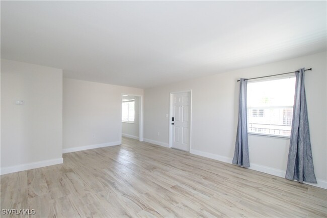 Building Photo - 2102 Alamanda Dr