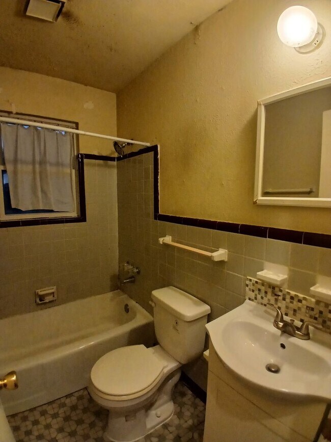 Building Photo - Avon 3015-3017