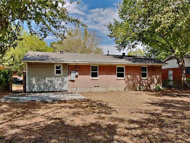 Building Photo - 3 BR/1BA |Single Family Home |  Gated backyard| In Denton