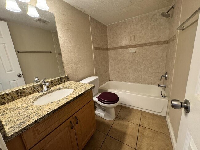 Building Photo - 200 Country Club Dr