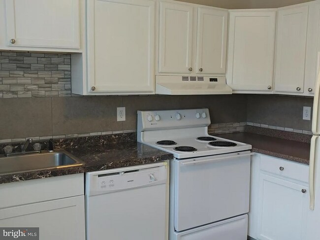 Building Photo - 3 Bedroom 1.5 Bathroom Townhouse in Edgewood, MD